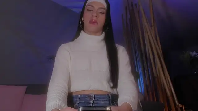 Snapshot of danna_v chatting on March 21, 8:17 am danna v online show from March 21, 8:17 am