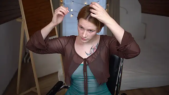 Snapshot of AkaneiroDemon chatting on December 11, 9:19 am AkaneiroDemon online show from December 11, 9:19 am