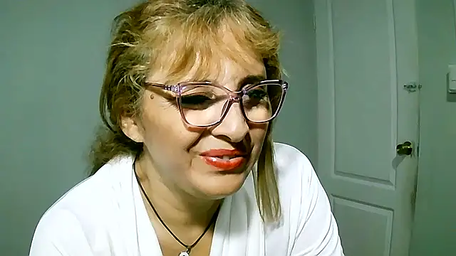 Snapshot of leona- chatting on February 20, 1:25 am leona- online show from February 20, 1:25 am