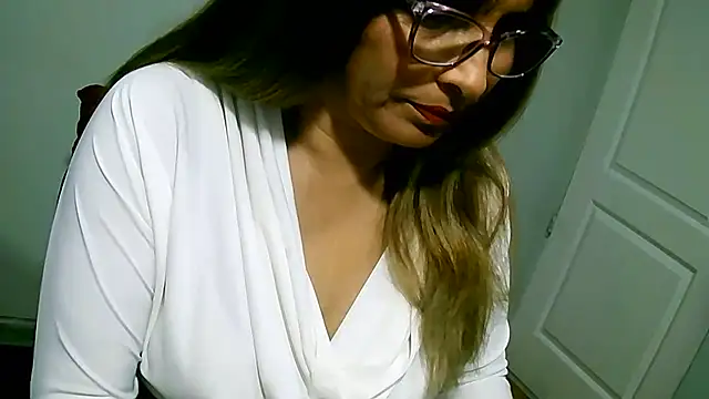 Snapshot of leona- chatting on September 21, 12:34 am leona- online show from September 21, 12:34 am