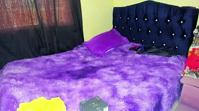 scarlet tommy online show from March 13, 10:10 pm