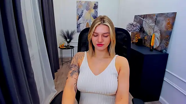 Snapshot of SelenaeMoore chatting on May 1, 3:55 am SelenaeMoore online show from May 1, 3:55 am
