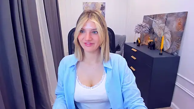 Snapshot of SelenaeMoore chatting on May 8, 3:45 am SelenaeMoore online show from May 8, 3:45 am