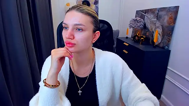 Snapshot of SelenaeMoore chatting on May 12, 3:47 am SelenaeMoore online show from May 12, 3:47 am