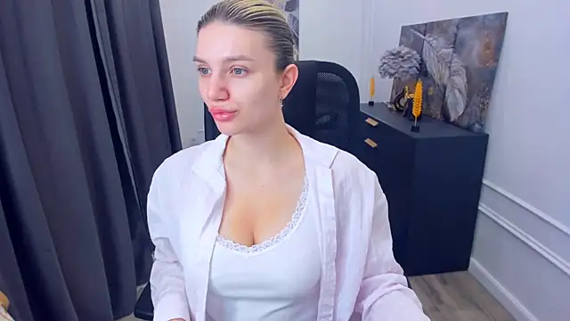 Snapshot of SelenaeMoore chatting on May 23, 3:45 am SelenaeMoore online show from May 23, 3:45 am