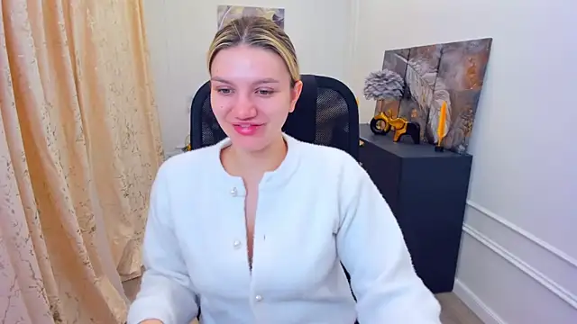 Snapshot of SelenaeMoore chatting on May 29, 3:48 am SelenaeMoore online show from May 29, 3:48 am
