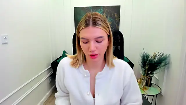 Snapshot of SelenaeMoore chatting on June 3, 3:42 am SelenaeMoore online show from June 3, 3:42 am
