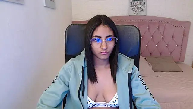 shaneelle online show from February 18, 3:10 am