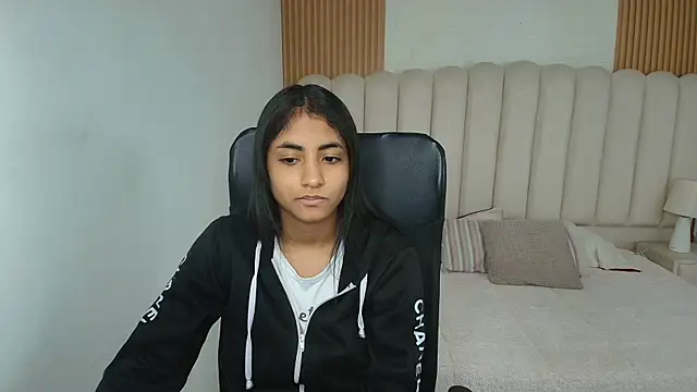 shaneelle online show from April 13, 3:01 am