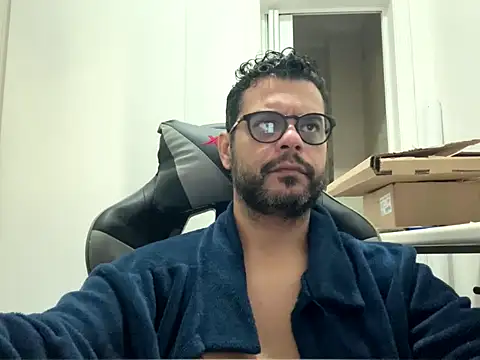 Snapshot of HornyBeachBoyBR chatting on July 9, 7:51 pm HornyBeachBoyBR online show from July 9, 7:51 pm