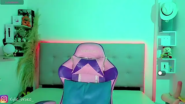 Kylie brokee online show from April 15, 9:04 pm