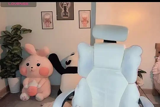 Snapshot of _Aimy_ chatting on October 2, 5:31 pm Aimy online show from October 2, 5:31 pm