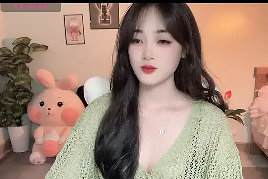 Snapshot of _Aimy_ chatting on October 4, 3:32 pm Aimy online show from October 4, 3:32 pm