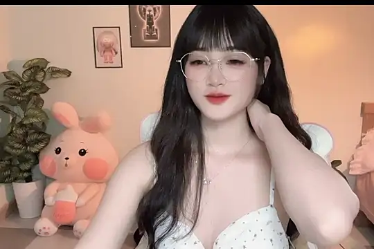 Snapshot of _Aimy_ chatting on October 13, 4:29 pm Aimy online show from October 13, 4:29 pm