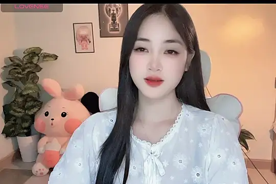 Snapshot of _Aimy_ chatting on November 7, 3:34 pm Aimy online show from November 7, 3:34 pm