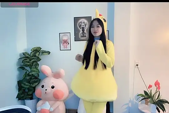 Snapshot of _Aimy_ chatting on November 12, 5:30 am Aimy online show from November 12, 5:30 am