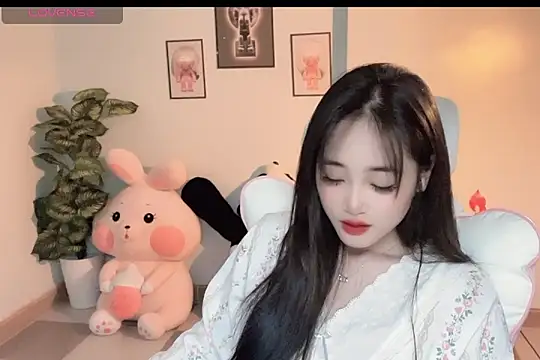 Snapshot of _Aimy_ chatting on November 22, 4:28 pm Aimy online show from November 22, 4:28 pm