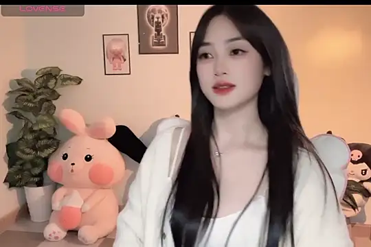 Snapshot of _Aimy_ chatting on December 1, 4:56 pm Aimy online show from December 1, 4:56 pm