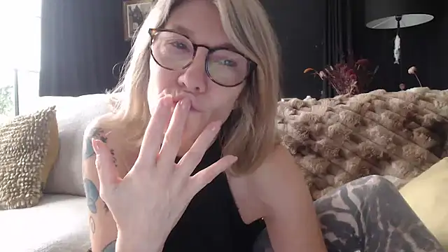 Snapshot of godinflower chatting on October 28, 9:24 am godinflower online show from October 28, 9:24 am