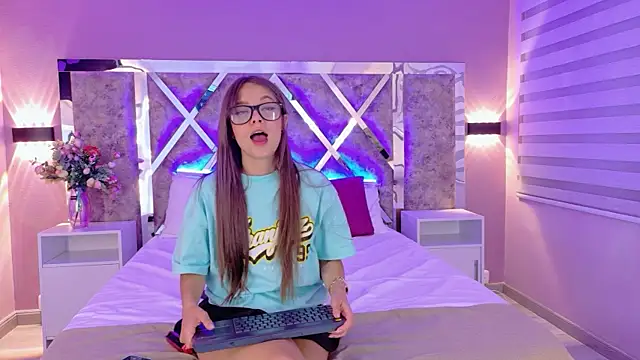 AmmyJones  online show from April 12, 12:10 pm