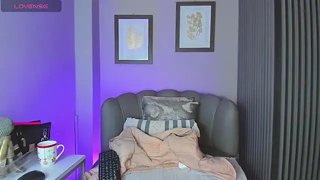 Nahiajhonson  online show from October 14, 1:34 pm