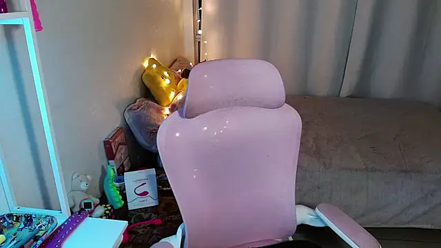 Snapshot of mily_milk_ chatting on February 16, 10:10 am mily milk online show from February 16, 10:10 am