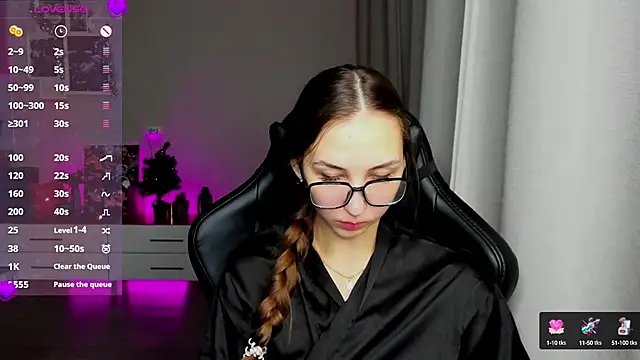 Snapshot of Sm0ly chatting on December 18, 2:21 am Sm0ly online show from December 18, 2:21 am