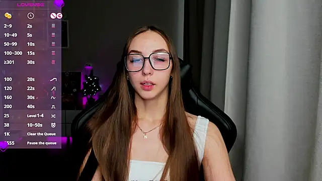 Snapshot of Sm0ly chatting on February 10, 4:30 am Sm0ly online show from February 10, 4:30 am