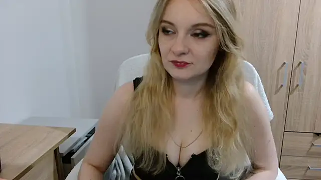 Snapshot of AlmaHoney chatting on June 15, 8:22 pm AlmaHoney online show from June 15, 8:22 pm
