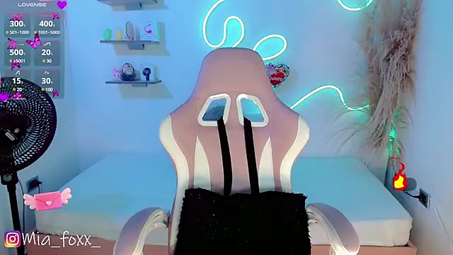 Snapshot of Mia_foxx_ chatting on February 26, 12:05 am Mia foxx online show from February 26, 12:05 am