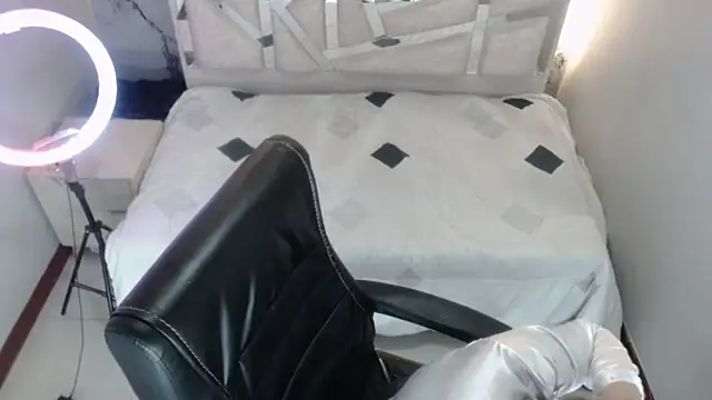 Snapshot of Salome_Milf202 chatting on December 21, 3:46 am Salome Milf202 online show from December 21, 3:46 am