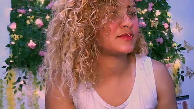 Snapshot of Crysrus chatting on December 2, 6:43 pm Crysrus online show from December 2, 6:43 pm