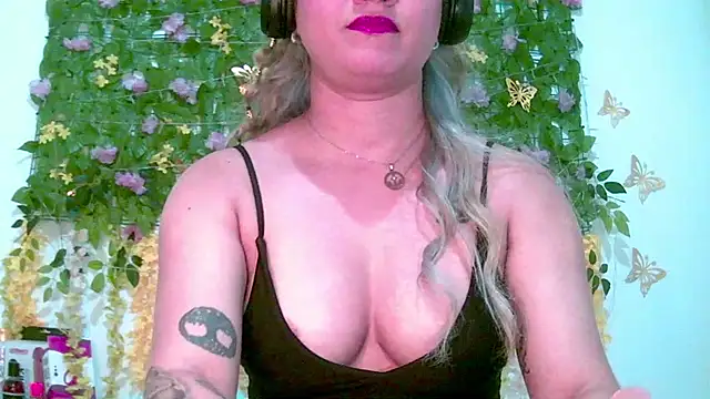 Snapshot of Crysrus chatting on May 4, 6:59 pm Crysrus online show from May 4, 6:59 pm