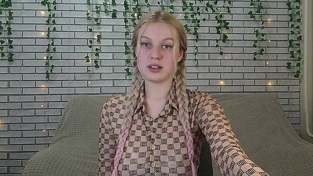 EmiliaDuchess online show from December 13, 5:10 pm