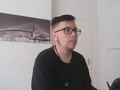Snapshot of bisexualboy05 chatting on April 9, 8:53 am bisexualboy05 online show from April 9, 8:53 am