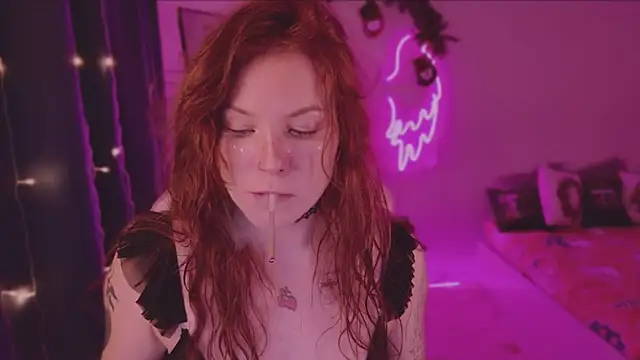 Snapshot of Elsie_Ginger chatting on December 18, 9:08 pm Elsie Ginger online show from December 18, 9:08 pm