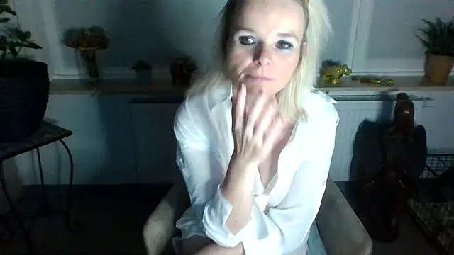 Snapshot of clwm chatting on December 6, 5:22 pm clwm online show from December 6, 5:22 pm