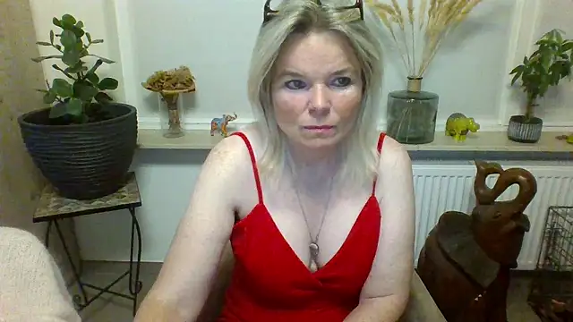 Snapshot of clwm chatting on October 10, 6:12 am clwm online show from October 10, 6:12 am