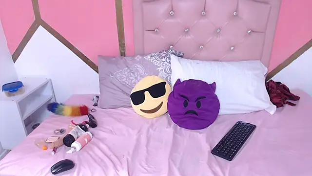 Snapshot of Madeline_Woods chatting on February 11, 6:55 pm Madeline Woods online show from February 11, 6:55 pm