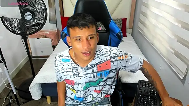 Snapshot of Backsex_boy chatting on October 24, 12:01 pm Backsex boy online show from October 24, 12:01 pm