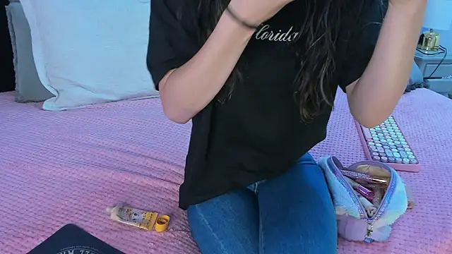 Julieta Cortes   online show from March 15, 11:51 am