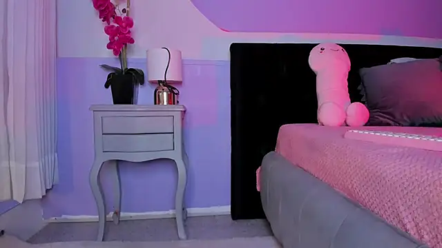 Julieta Cortes   online show from November 13, 12:15 pm