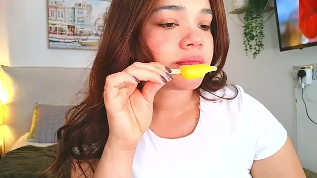 Snapshot of Daisy_Brown01 chatting on June 27, 12:33 pm Daisy Brown01 online show from June 27, 12:33 pm