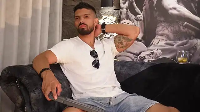 DannSaenz online show from November 21, 4:16 pm