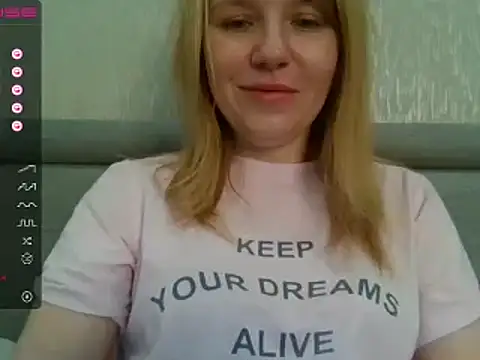 Snapshot of urbadkitty chatting on December 2, 7:25 am urbadkitty online show from December 2, 7:25 am