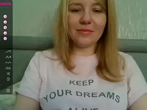 Snapshot of urbadkitty chatting on December 9, 6:55 am urbadkitty online show from December 9, 6:55 am