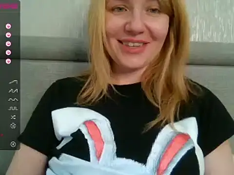 Snapshot of urbadkitty chatting on February 24, 9:43 am urbadkitty online show from February 24, 9:43 am