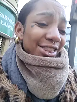 Snapshot of Laanegraofficial_ chatting on December 9, 10:11 am Laanegraofficial online show from December 9, 10:11 am