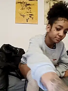 Snapshot of Laanegraofficial_ chatting on February 9, 4:29 pm Laanegraofficial online show from February 9, 4:29 pm