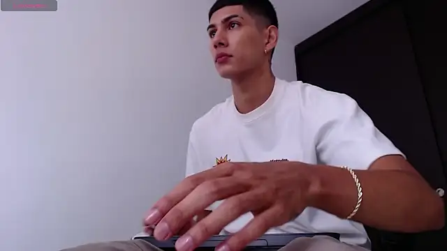 Snapshot of Valerio_20 chatting on February 11, 3:40 pm Valerio 20 online show from February 11, 3:40 pm